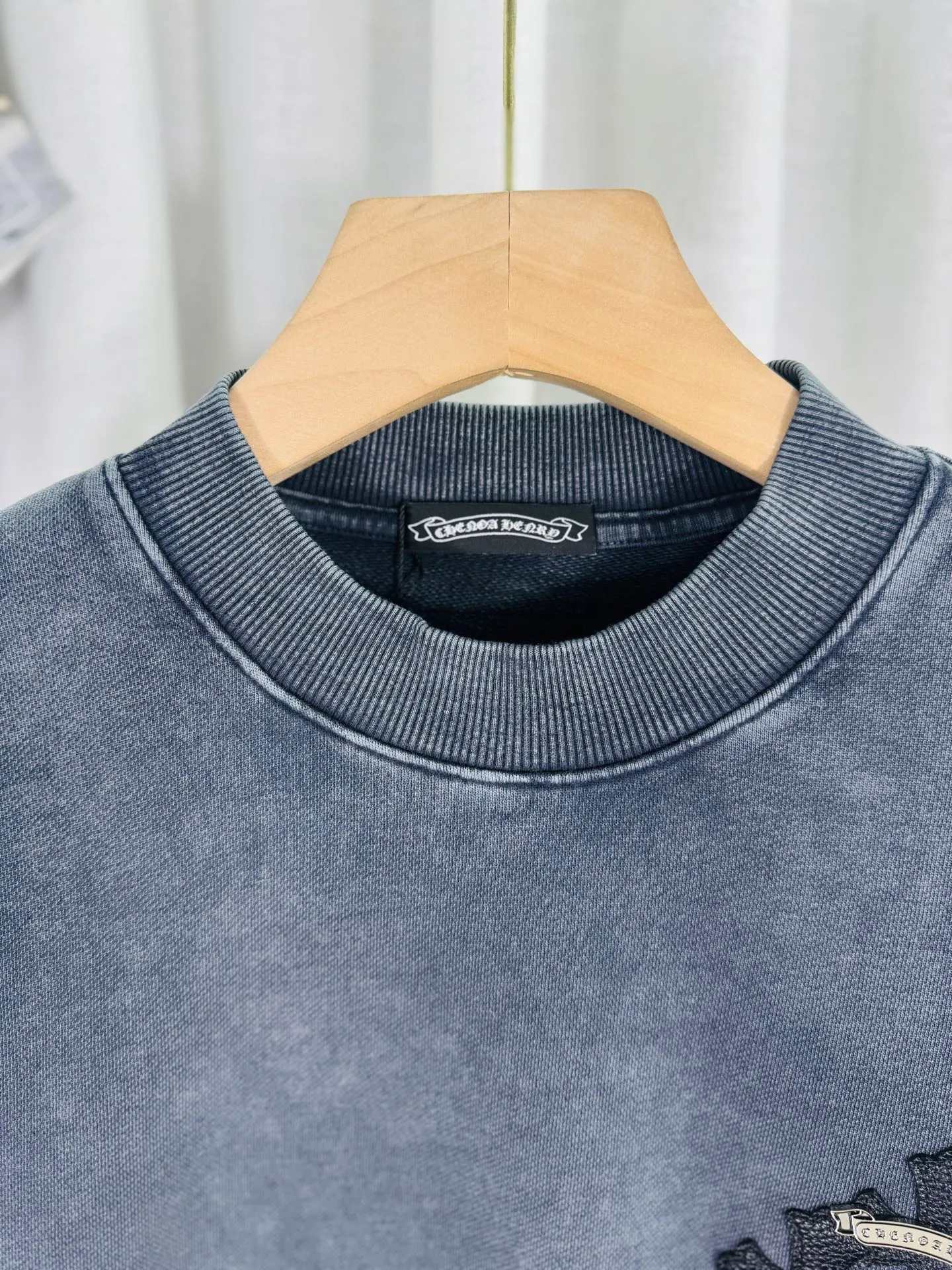 P270 top version, real shot without P, ​​different from market currency) 𝗖𝗵𝗿𝗼𝗺𝗲 𝗛𝗲𝗮𝗿𝘁𝘀/Cro Heart 2025 Washed Leather Embroidery Autumn and Winter New Original Single Counter American Laser Burnt 3D Three-dimensional Color Embroidered Couple Casual Sweater 👑The highest version! Customized fabric 420g tripe terry fabric! American acid-washed and distressed original fabric, laser burnt pattern ✟Skin embroidery, exquisite embroidery of letters! The best-selling model in the counter, very comfortable to wear. Accessories: original molded and authenticated collar label➕100% silk wash label. Genuine purchase-grade original hangtag➕matching hanging rope➕3D hanging beads➕original packaging bag. Craftsmanship: The original version has consistent wiring! The highest version of the armhole matching technique! Color: Gray Black Size: S M L XL Style No.: 9314